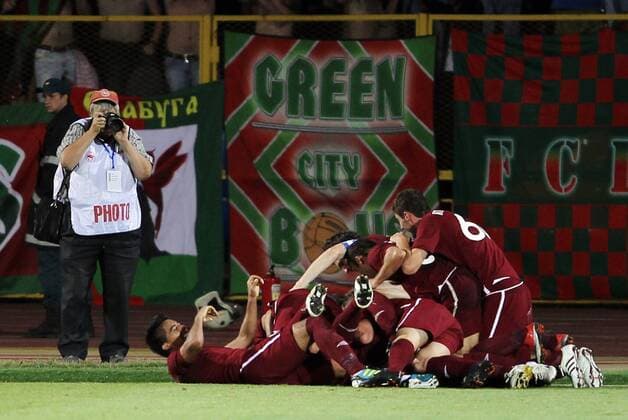 Kasan - Rubin players celebrate their victory in the 2011-2012 UEFA Champions League qualifying round match. Rubin won 2-1 vs Dynamo Kiew.  premiumd Aufmacher RE0EBA6D