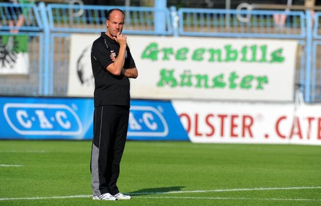 2. August 2011: Chemnitz, Stadion an der Gellertstraße: Fussball 3. Liga, 2. Spieltag: Chemnitzer FC - SC Preussen Münster: Münsters Trainer Marc Fascher nachdenklich.