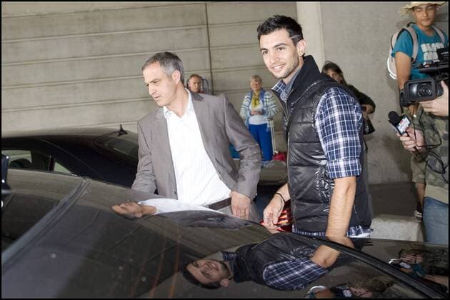 Javier Pastore mit Sportdirektor Alain Roche (Paris St. Germain PSG) - Ankunft von Neuzugang Javier Pastore am Flughafen Roissy Charles de Gaulle - 04.08.2011 JBAutissier PanoramiC  o0 privat