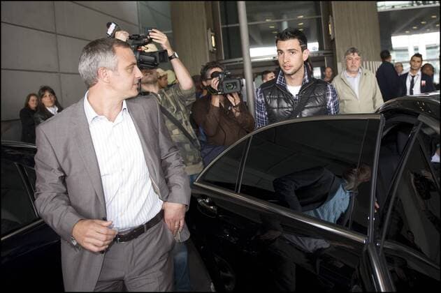 Javier Pastore mit Sportdirektor Alain Roche (Paris St. Germain PSG) - Ankunft von Neuzugang Javier Pastore am Flughafen Roissy Charles de Gaulle - 04.08.2011 JBAutissier PanoramiC  o0 privat