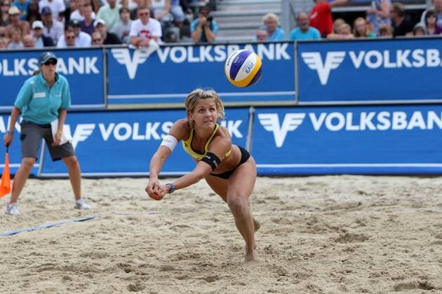 Beachvolleyball Grand Slam. LUDWIG Laura, (GER). Klagenfurt, 4.8.2011 o0 Sponsor, Wirtschaft, Werbebande, Bande, Werbung, Volksbank