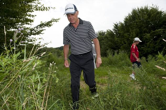 FRANZ BECKENBAUER auf der Suche nach einem Golfball - FC BAYERN GOLFTURNIER im Golfclub Egmating bei München 03.08.2011