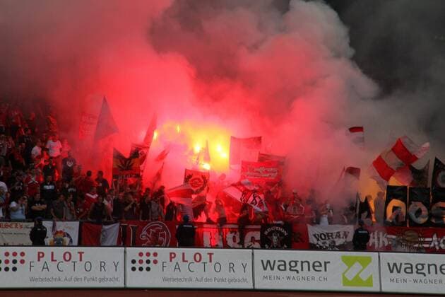 03.07.2011 Fussball 3. Qualifikationsrunde UEFA Champions League, Zürich - Standard Lüttich , Stadion Letzigrund. Bild zeigt Fans von Standard Lüttich Aktion Emotionen Feuerwerk Hooligans Flaggen Fahnen Rauch Petarden o0 Totale