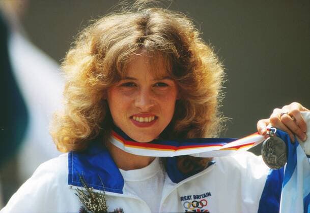 Liz McColgan (GBR) with her Silver medal of the 10000m. Seoul Olympics 1988  o0 Siegerehrung Objekte