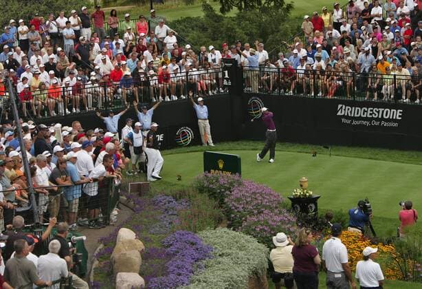 Aug. 4, 2011 - Akron, OH, USA - Tiger Woods tees off on the 1st hole during the opening round at the 2011 WGC-Bridgestone Invitational at Firestone Country Club on Thursday, August 4, 2011, in Akron, Ohio. GLF-BRIDGESTONE - ZUMAm67 o0 Sportstätte Totale Golfplatz
