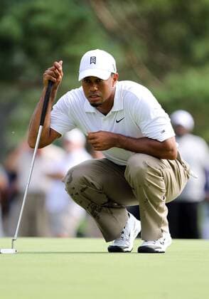 August 05 2011: Tiger Woods looking at his putt during the World Golf Championships-Bridgestone Invitational second round of play at Firestone Country Club in Akron, OH. PGA Golf Herren AUG 05 WGC Bridgestone Invitational - Second Round Icon1108051557 EDITORIAL USE ONLY