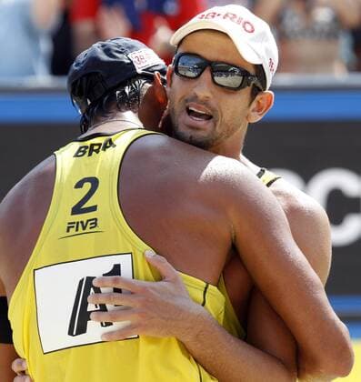 BEACHVOLLEYBALL - FIVB Grand Slam KLAGENFURT,AUSTRIA,07.AUG.11 - DIVERS, BEACH VOLLEYBALL - World Tour 2011, FIVB Grand Slam Klagenfurt, Halbfinale, Herren. Bild zeigt Ricardo Santos und Pedro Cunha (BRA). 