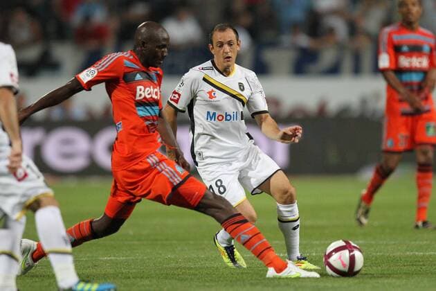Stephane M Bia (Marseille) gegen Sebastien Roudet (Sochaux) --- Ligue 1 2011 2012 - Olympique Marseille vs FC Sochaux --- 