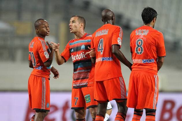 Mauer von Marseille, v.li.: Andre Ayew, Benoit Cheyrou, Alou Diarra und Lucho Gonzalez --- Ligue 1 2011 2012 - Olympique Marseille vs FC Sochaux --- 