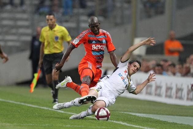Carlao (Sochaux) gegen Alou Diarra (Marseille) --- Ligue 1 2011 2012 - Olympique Marseille vs FC Sochaux --- 