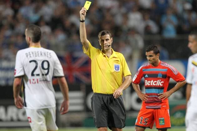 Schiedsrichter Alexandre Castro zeigt die gelbe Karte --- Ligue 1 2011 2012 - Olympique Marseille vs FC Sochaux --- 