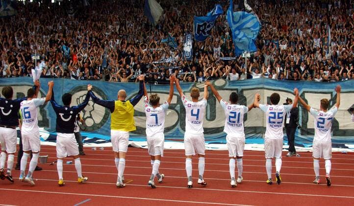 07.08 .2011 Letzigrund Zürich , Herren Fussball Super League FC Zürich - Grasshopper Club Zürich 6:0 Schlussjubel FC Zürich vor Südkurve 
