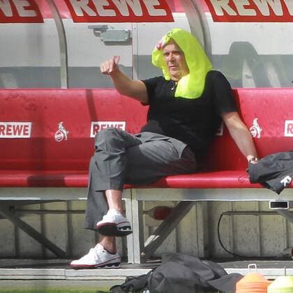 1. FC Köln Training Volker Finke mit Sonnenschutz kurios Komik Hitze Sommer heiss