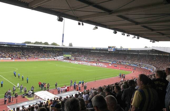 Fußball, Stadiongeschichte Eintracht Braunschweig 2.Liga Saison 2011 2012 Eintracht Braunschweig - Eintracht stadion Braunschweig Ausverkauftes stadion, Blick von der haupttribuene in Richtung Südkurve und Gegengeraden