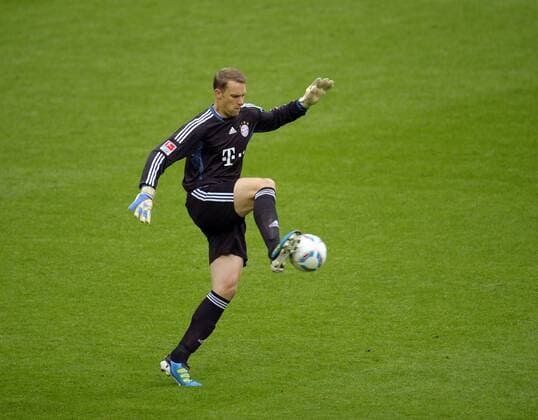 07.08.2011, Fussball 1.Bundesliga Saison 2011 2012, 1.Spieltag, FC Bayern München - Borussia Mönchengladbach, in der Allianz-Arena München. Torwart Manuel Neuer (Bayern) nimmt den Ball vor dem Strafraum an.