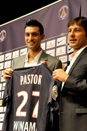 Javier Pastore wird von Sportdirektor Leonardo als Neuzugang beim FC Paris St. Germain präsentiert --- GerardRoussel 