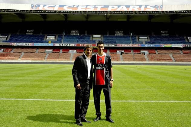 Javier Pastore wird von Sportdirektor Leonardo als Neuzugang beim FC Paris St. Germain präsentiert --- GerardRoussel 