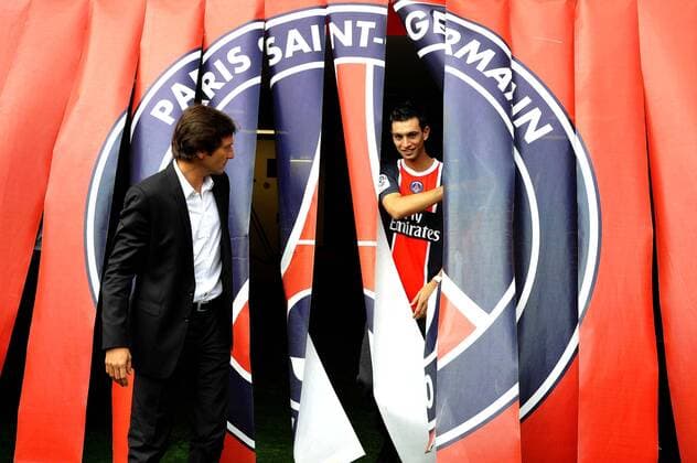Javier Pastore wird von Sportdirektor Leonardo als Neuzugang beim FC Paris St. Germain präsentiert --- GerardRoussel 