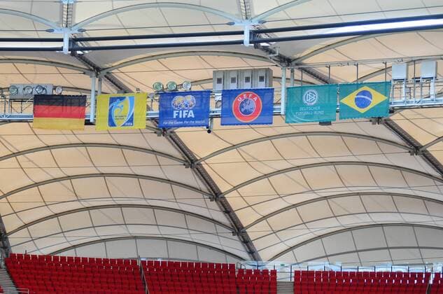 08.08.2011, Stuttgart - Länderspiel 2011 - Deutschland vs Brasilien - Die neue Mercedes-Benz Arena mit den Fahnen der Teams und der Fußballverbände FIFA, UEFA und DFB o0 Totale Objekte Fahne Nationalfahne Verbandsfahne