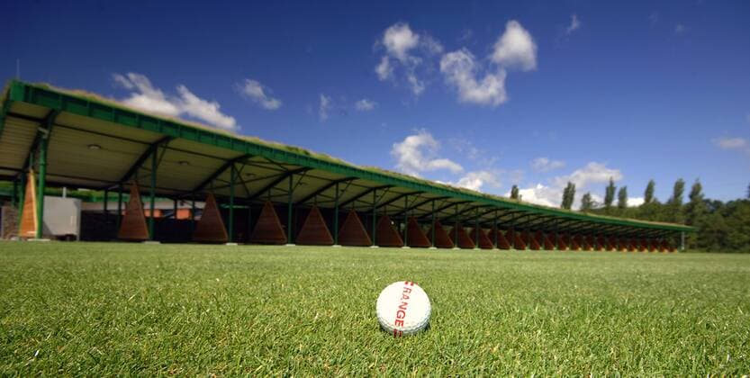 Spezieller Ball für die Driving Range - The longest golf course in Europe is being build in Karvina - Lipiny, Czech Republic on Aug. 9, 2011. The course will have 9 holes and will be 7km long. (CTKxPhoto DrahoslavxRamik)  CTKPhoto29201108090506101 o0 Golfball Equipment Abschlag Platz Abschlagplatz Abschlagplätze überdacht überdachte Abschläge