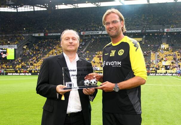 Freitag 05.08.2011, 1. Bundesliga Saison 11 12 - 01. Spieltag in Dortmund, BV Borussia Dortmund - Hamburger SV (HSV, Hamburg) 3:1, Chefredakteur Kicker-Sportmagazin Klaus Smentek und Trainer Juergen Klopp (BVB) - Trainer des Jahres DeFodi001 o0 Ehrung Journalist, Pokal Trophäe Objekte