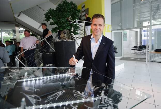 Teammanager Oliver BIERHOFF (GER) unterschreibt auf einem Motor. Werksführung der deutschen Fussball Nationalmannschaft im Motorenwerk von Mercedes-Benz in Bad Cannstatt Stuttgart am 9.8.2011.