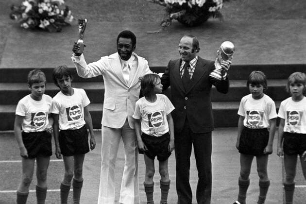 Eröffnungsfeier der WM 1974: Pele (Brasilien, li.) präsentiert den alten Coupe Jules Rimet, den die Brasilianer als dreifacher Weltmeister behalten dürfen, während daneben Uwe Seeler (BR Deutschland) bereits den neuen Weltpokal bereit hält Vsw Pokal Trophäe Objekt Weltmeisterpokal Freude Sponsor Werbung Wirtschaft Pepsi