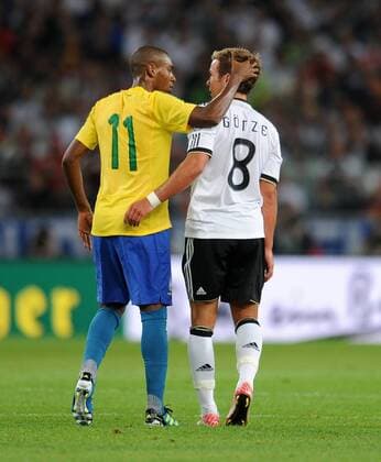 FUSSBALL INTERNATIONAL Freundschaftsspiel 10.08.2011 Deutschland - Brasilien Fernandinho (li, Brasilien) gegen Mario Götze (re, Deutschland) 