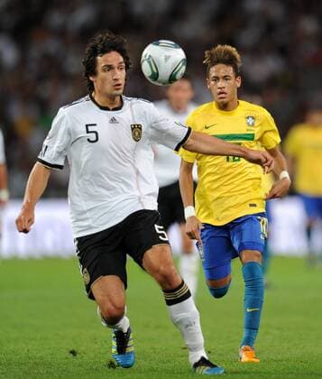 FUSSBALL INTERNATIONAL Freundschaftsspiel 10.08.2011 Deutschland - Brasilien Mats HUMMELS (li, Deutschland) gegen Neymar (re, Brasilien) 