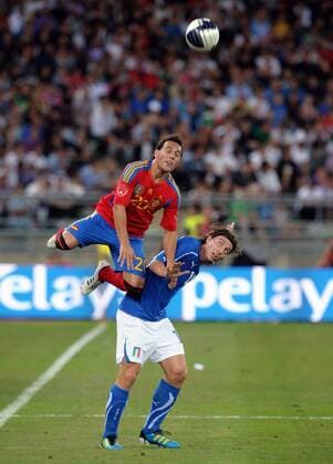 BARI(ITALY), Aug. 10, 2011 (Xinhua) -- Italy s Riccardo Montolivo (lower) vies for the ball with Spain s Santiago Cazorla during their friendly football match at the San Nicola Stadium in Bari, southern Italy, Aug. 10, 2011. Italy won the match by 2-1. (Xinhua Wang Qingqin) ITALY-BARI-INTERNATIONAL FRIENDLY MATCH-ITALY VS SPAIN 