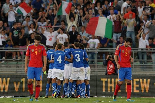 BARI(ITALY), Aug. 10, 2011 (Xinhua) -- Italian players celebrate a goal during a friendly football match between Italy and Spain at the San Nicola Stadium in Bari, southern Italy, Aug. 10, 2011. Italy won the match by 2-1. (Xinhua Wang Qingqin) ITALY-BARI-INTERNATIONAL FRIENDLY MATCH-ITALY VS SPAIN 