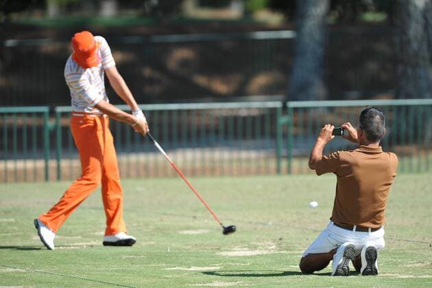 Johns Creek, Georgia, USA - Ryo Ishikawa has someone video his swing on the driving range during the practice rounds on Wednesday before the beginning of the PGA Golf Herren Championships at the Atlanta Athletic Club in Johns Creek, GA. PGA Golf Herren GOLF 2011 - Aug 10 - 93rd PGA Golf Herren Championships - Practice Round - ZUMAq91 o0 Aufnahme Kamera Digitalkamera Foto Fan