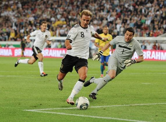 10-08-2011, Fussball Länderspiel, DEUTSCHLAND - BRASILIEN 3-2 Mario Götze (Deutschland), li., umspielt Torhüter Julio Cesar (Brasilien) und erzielt das Tor zum 2-0, Thiago Silva (re.) kann nicht mehr eingreifen