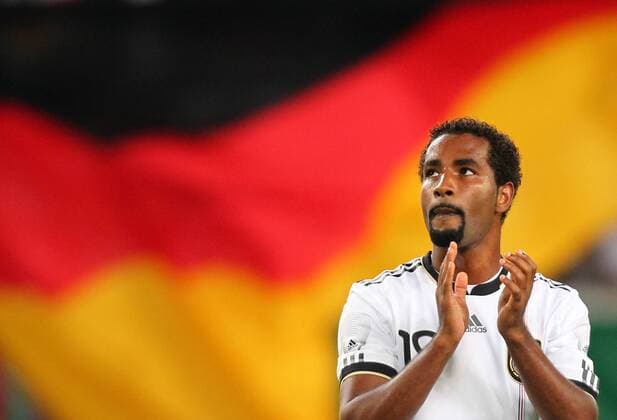 Cacau, dahinter Deutschlandfahne Fußball Fussball Laenderspiel Länderspiel Herren Saison 2011 12 10.08.2011 Deutschland DFB Nationalmannschaft Portrait Porträt Portraet Einzelbild close up o0 Fahne, Landesfahne
