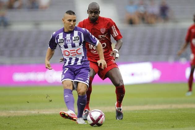 Adrien Regattin (Toulouse) contre Younousse Sankhare (Dijon) Football : Toulouse FC Dijon FCO - Ligue 1 - 13.08.2011 - GwendolineLeGoff Panoramic 