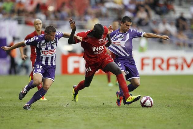 Franck Tabanou (Toulouse) contre Sanaa Talma (Dijon) Paulo Machado (Toulouse) Football : Toulouse FC Dijon FCO - Ligue 1 - 13.08.2011 - GwendolineLeGoff Panoramic 