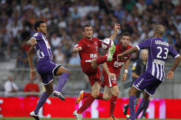 Gregory Thil (Dijon) contre Etienne Capoue (Toulouse) Football : Toulouse FC Dijon FCO - Ligue 1 - 13.08.2011 - GwendolineLeGoff Panoramic 
