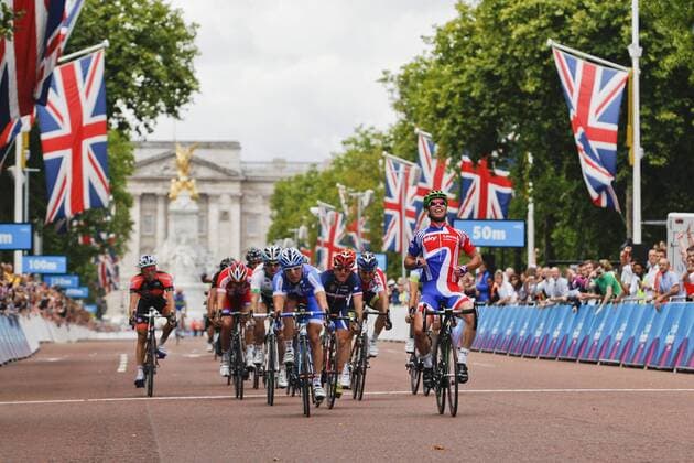 14.08.2011 The London Surrey Cycle Classic. Part of the London Prepares Series. Mark Cavendish (GBR) celebrates on the Mall as he wins the London - Surrey Cycle Classic. x  ActionPlus11200909 Content restricted for UK based newspaper