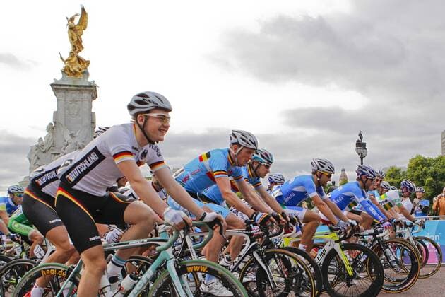 14.08.2011 The London Surrey Cycle Classic. Part of the London Prepares Series. Riders pass Queen Victoria memorial at the start of the race.xMikexVareyx  ActionPlus11200913 Content restricted for UK based newspaper