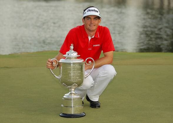 August 14, 2011: Keegan Bradley wins the 93rd PGA Golf Herren Championship in a 3 hole playoff and holds up the Wanamaker Trophy at Atlanta Athletic Club in Johns Creek, Georgia. PGA Golf Herren AUG 14 PGA Golf Herren Championship - Final Round Icon48811081426022 o0 Pokal Trophäe Objekte Sieg Siegerehrung EDITORIAL USE ONLY