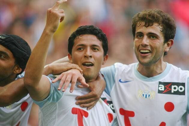 13.08.2011 St Jakob Park Basel , Herren Fussball Super League Saison 2011 2012 FC Basel - FC Zürich 1:2 Torjubel Amine Chermiti mit eindeutiger Geste in Richtung des Züricher Anhangs - Admir Mehmedi (FC Zürich) 