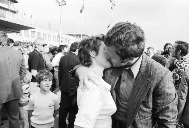 Ivo Viktor, goalkeeper of Czechoslovak soccer team, welcomed by his wife at the airport Prague-Ruzyne on June 21, 1976, after the team came back from Yugoslawian capital Belgrade with goldenmedals. (CTKxPhoto)  CTKPhoto403201108120357901