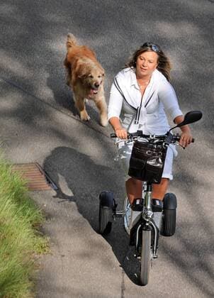 Gutach im Breisgau, 15.8.2011 Esther Weber, ehemalige Paralympics-Siegerin (Fechten) mit E-Bike-Board in der Umgebung von Waldkirch im Schwarzwald. Mit dabei, VitaAssistenzhund Stanley o0 Elektro Bike EBike Objekte Fahrrad Tier Hund