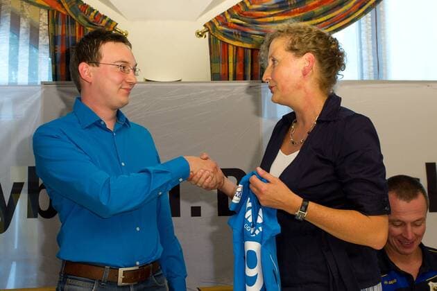 Tillmann Raith und Ulricke Baur-Finck mit dem neuen Trikot der, rechts daneben Trainer Stefan Bräue, 1.Volleyball Bundesliga, Saison 2011 12, 15.08.2011, Sinsheim, Hotel und Restaurant Ratsstube, SV Sinsheim Sponsorpräsentation, Die envacom Service GmbH mit Sitz in Walluf bei Wiesbaden wird neuer Namenssponsor des SV Sinsheim. Aus der Bundesligamannschaft des Traditionsvereins SV Sinsheim werden die envacom volleys Sinsheim - das gaben die Geschäftsführerin Ulrike Baur-Finck vom SV Sinsheim und der Geschäftsführerin der envacom Service GmbH, Tillmann Raith bei einer Pressekonferenz in der Ratsstube in Sinsheim am heutigen Montag bekannt. Die Partnerschaft beginnt ab sofort und ist zunächst auf zwei Jahre abgeschlossen.