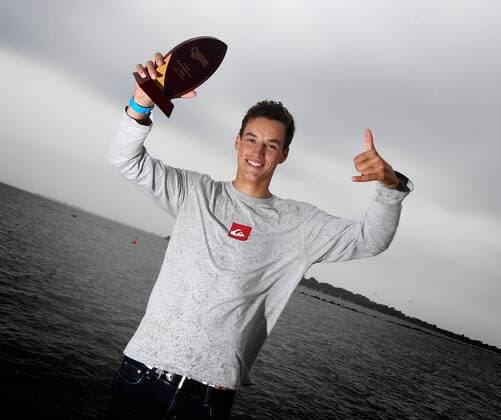 Nils Wesch, 17 Jahre, Husby, Deutscher Meister der Junioren im Kitesurfen im Freestyle, mit Pokal, Kitesurfen, Kiten, Kiteboarden, Kitesurf Trophy Fehmarn, Südstrand, Fehmarn, 14.08.11,