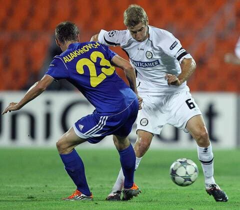 FUSSBALL - UEFA CL Play Off, Borisov vs Sturm MINSK,WEISSRUSSLAND,16.AUG.11 - FUSSBALL - UEFA Champions League, Play Off, FC BATE Borisow vs SK Sturm Graz. Bild zeigt Edgar Olekhnovich (Borisov) und Manuel Weber (Sturm). 