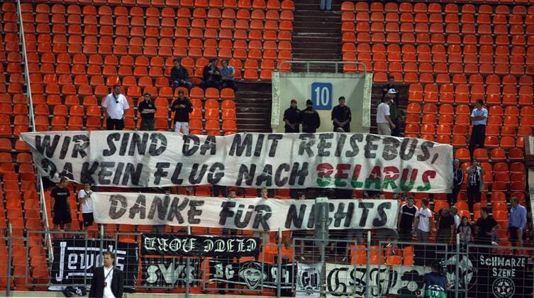 MINSK,WEISSRUSSLAND,16.AUG.11 - FUSSBALL - UEFA Champions League, Play Off, SK Sturm Graz. Bild zeigt Sturm Fans und ein Transparent.  o00 totale Plakat, Fanplakat, Transparent Schriftzug