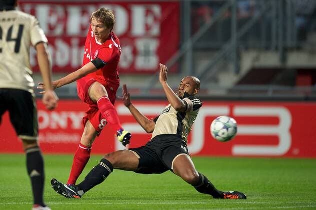 (L-R) Luuk de Jong of FC Twente,Luisao of SL Benfica FC Twente Enschede v SL Benfica Lissabon UEFA Champions League play-off 2011 2012 xVIxOrangexPicturesxIVx 336198