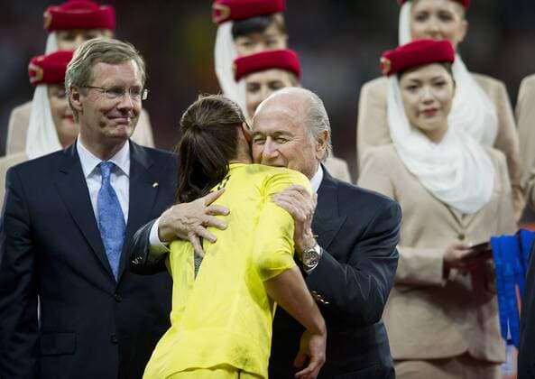 Siegerehrung, Sepp BLATTER (SUI FIFA Präsident) r. umarmt Torfrau Hope SOLO (USA), l.Bundespraesident Christian WULFF , Finale, Spiel 32, Japan (JPN) - USA 5:3 n.E. , am 17.07.2011 in Frankfurt Fussball Frauen Weltmeisterschaft 2011 in Deutschland