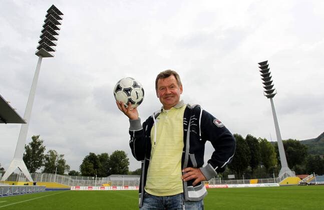 Fussball - Ex-DDR-Nationalspieler Konrad Weise, Jena, Fussball , Konrad Weise (86-facher DDR-Nationalspieler später Fußballtrainer) im Ernst-Abbe Sportfeld